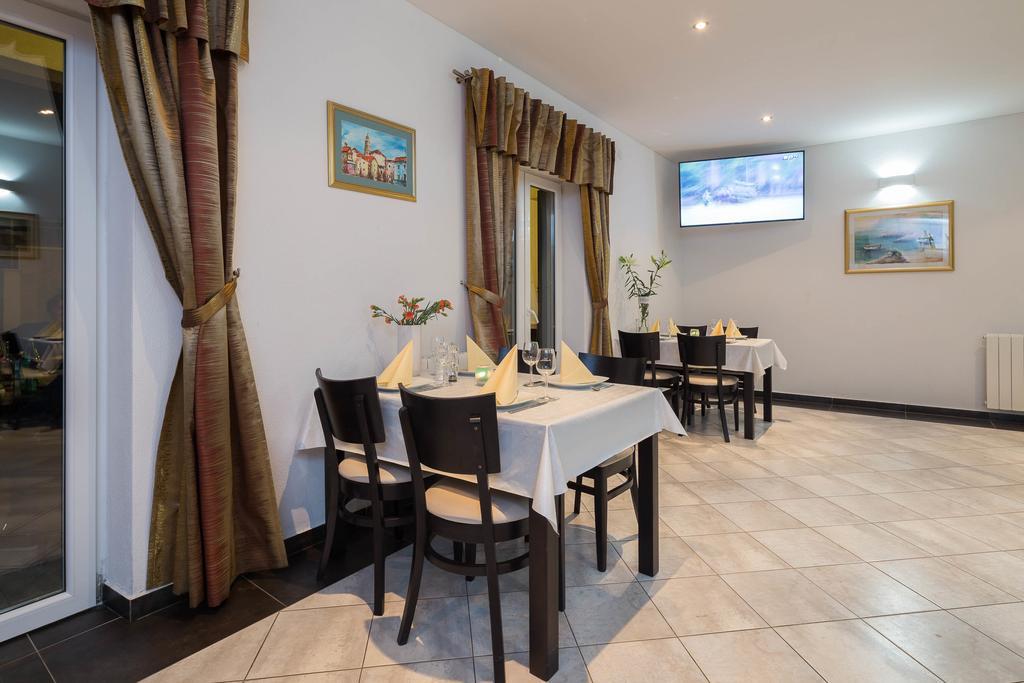 Beachfront Apartments Lara Omis Ngoại thất bức ảnh