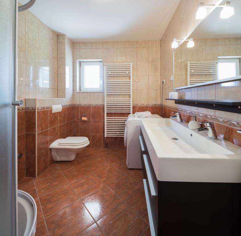 Beachfront Apartments Lara Omis Ngoại thất bức ảnh