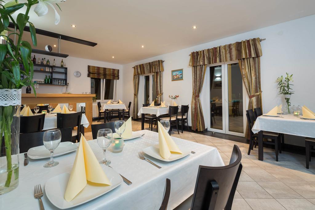 Beachfront Apartments Lara Omis Ngoại thất bức ảnh