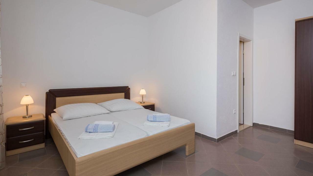 Beachfront Apartments Lara Omis Phòng bức ảnh